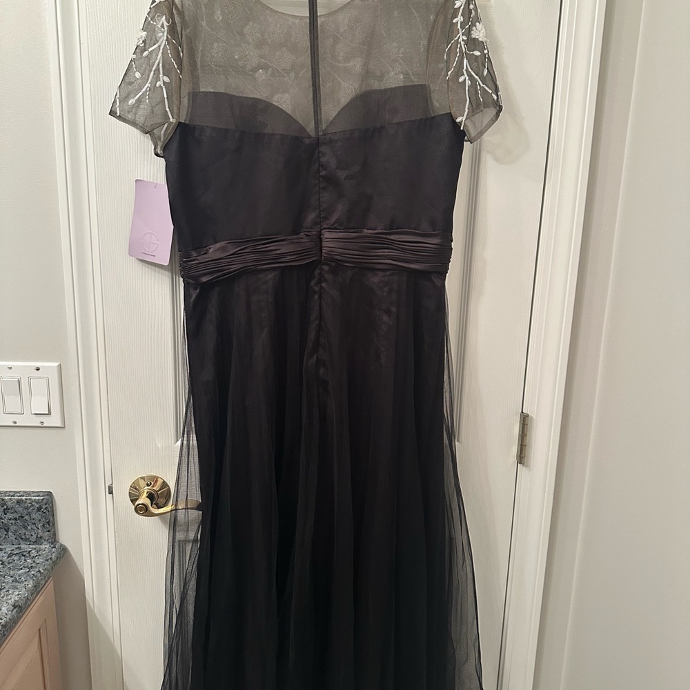 Elegant JS Collections Black and White Floral Gown size 16- brand new - Picture 5 of 7